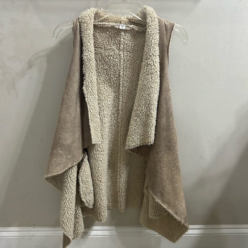 Women’s size Medium faux fur vest. TCEC boutique brand. Great condition!